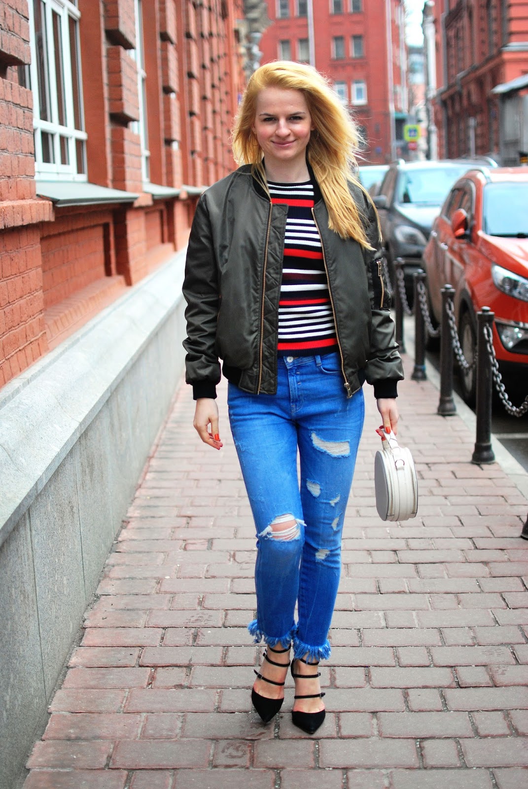 луки 2016 весна, модные идеи, луки с рваными джинсами, оливкой бомбер идеи,