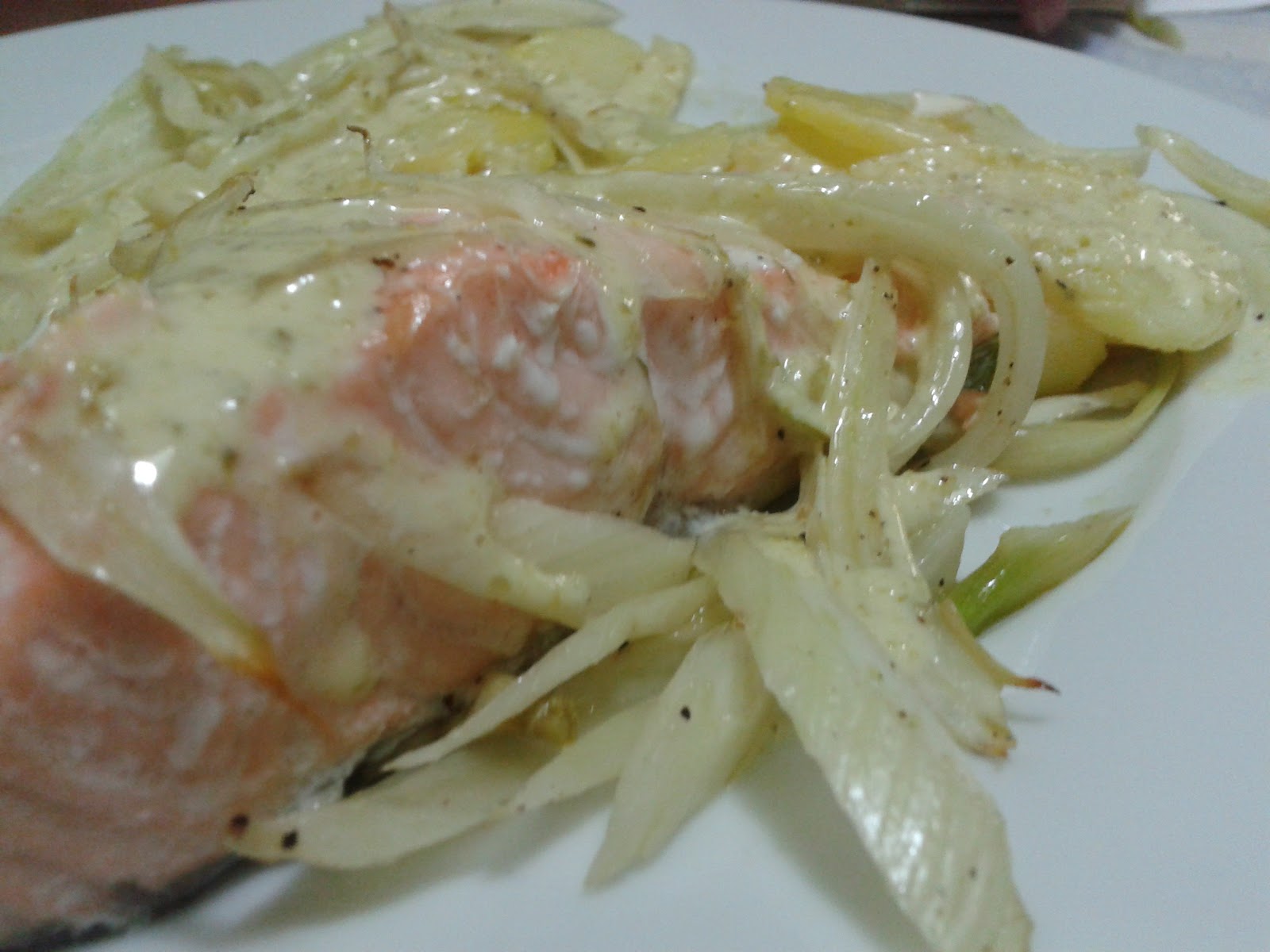 Papillote de salmón con patatas, hinojo y salsa tártara