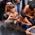 Οι μουσουλμάνοι της Ελλάδας μαστιγώθηκαν, γιορτάζοντας την Ασσούρα - ΣΚΛΗΡΕΣ ΕΙΚΟΝΕΣ [pics, vids]
