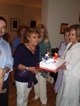 lola la yoguista, en su 60 cumpleaños con su tarta de baraja.