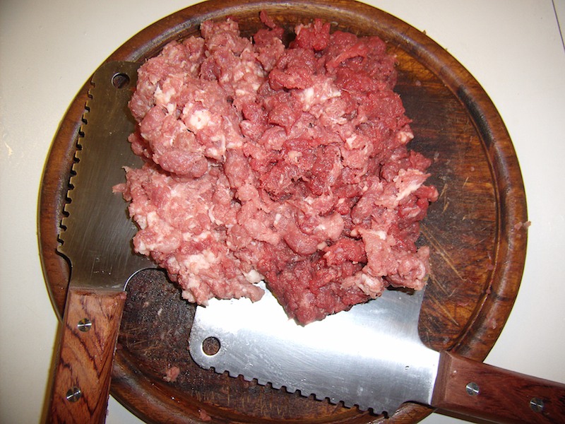 Рубленное мясо свинины. Пельмени с рубленым мясом. Рубленная говядина. Фарш для пельменей.