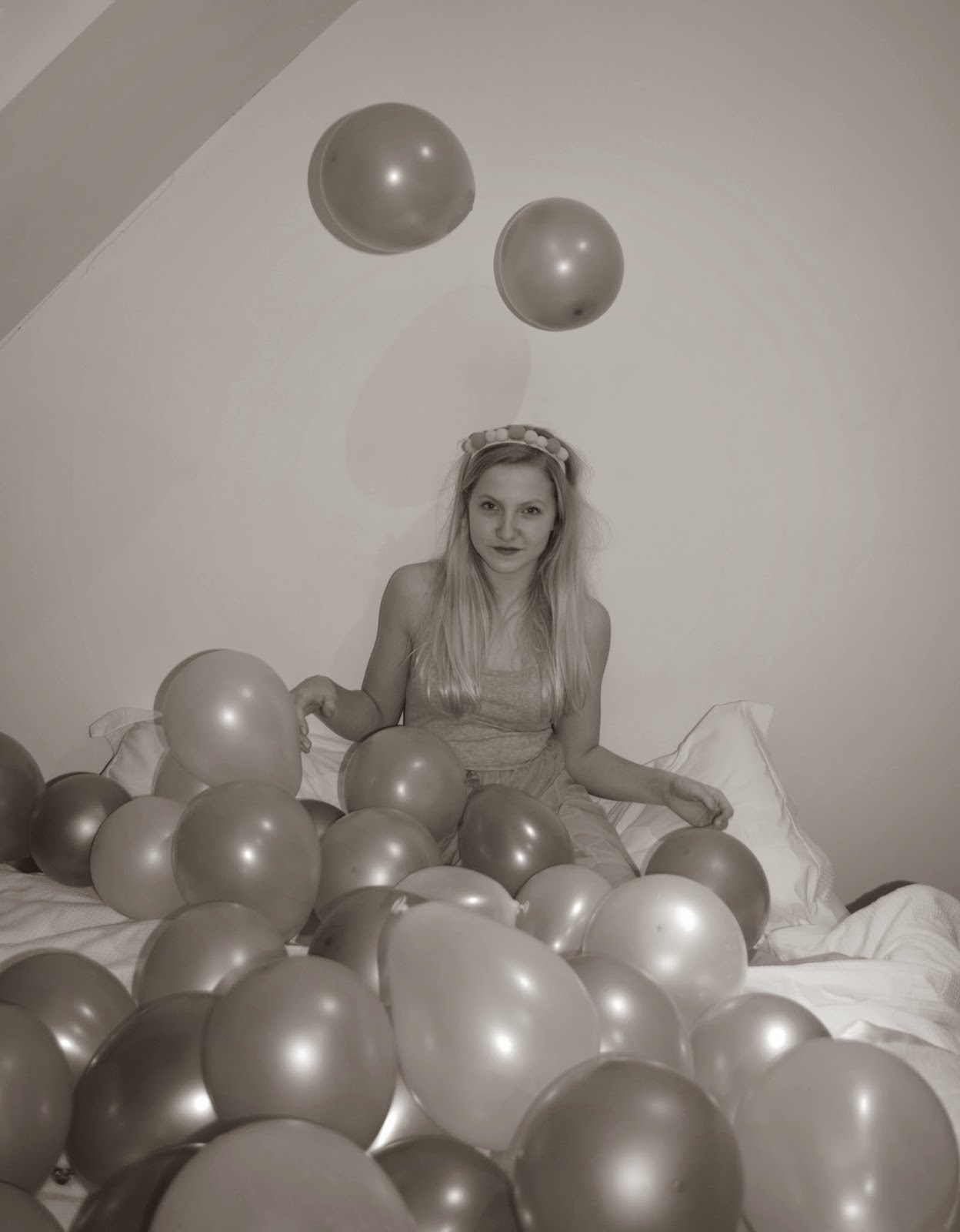 Avril Lavigne With Balloons 89
