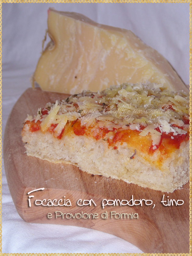 Focaccia con pomodoro, timo e provolone di Formia