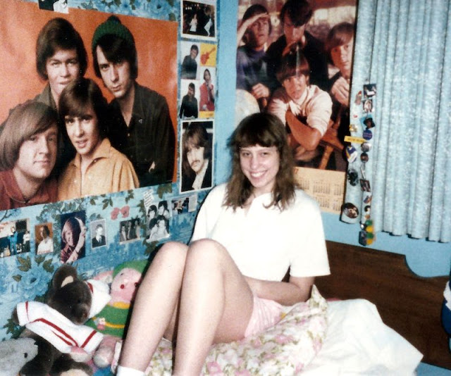 Before Internet 20 Cool Snaps Show What Girls Often Did At Home In The 1980s ~ Vintage Everyday 
