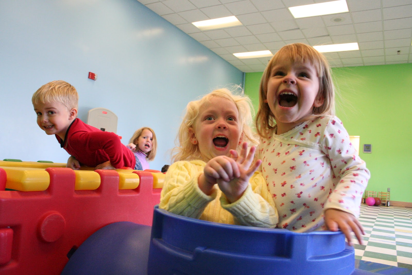 Дошкольники в детском саду. Отдавать ли ребенка в детский сад. Дети в детском саду. Дети в детсаду. Когда отдала детей в садик.