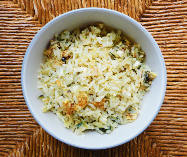 arroz con acelga y huevo frito