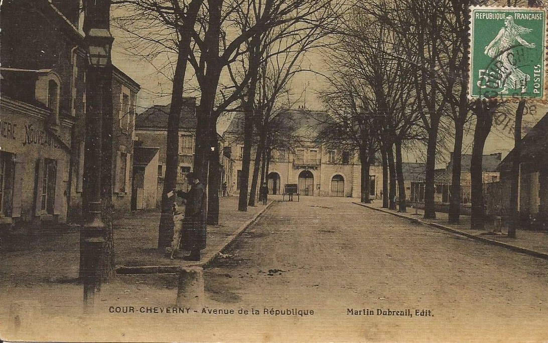 Aux abords de la Mairie - Cour-Cheverny