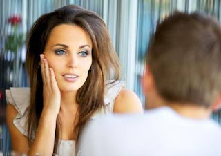 ما هو أول شيء يلفت نظر المرأة في الرجل؟ ما هو أول شيء يلفت نظر المرأة في الرجل؟