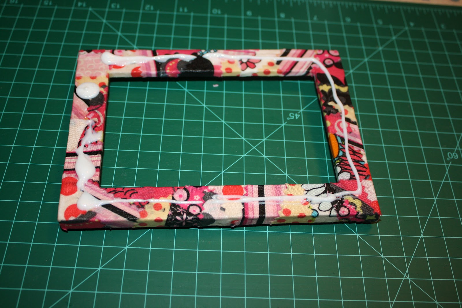 katies dudz Tutorial Fabric covered picture frame! No SeW!