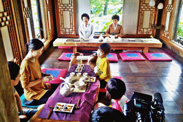 SBS filming us experiencing Tea Ceremony & playing Yutnori at Seongyojang before we headed back to Seoul (Gyeongbokgung). SBS filming us experiencing Tea Ceremony & playing Yutnori at Seongyojang before we headed back to Seoul (Gyeongbokgung).