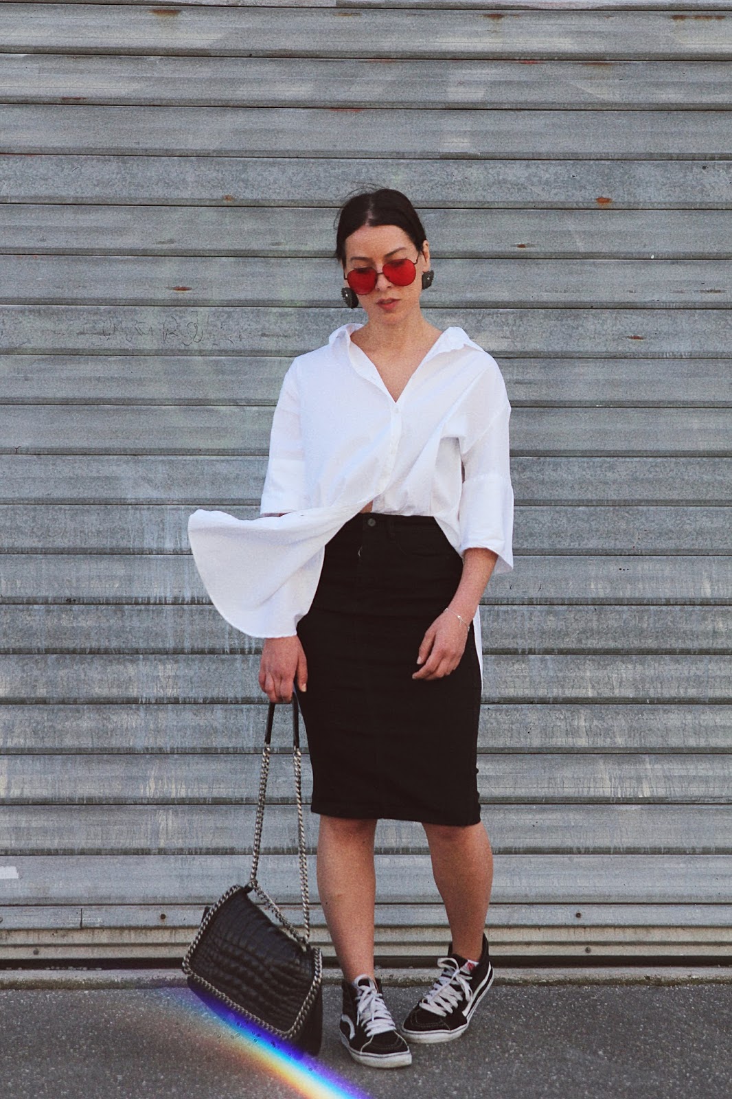 look-chemise-oversize-lunettes-verres-colorés-rouge-vans look-chemise-oversize-lunettes-verres-colorés-rouge-vans