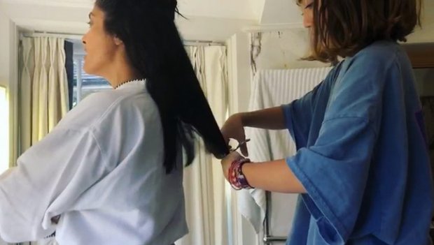 A Salma Hayek le corta el cabello su hija Valentina