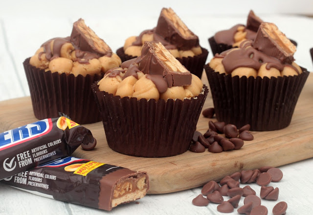 snickers cupcakes with peanut butter and chocolate chips