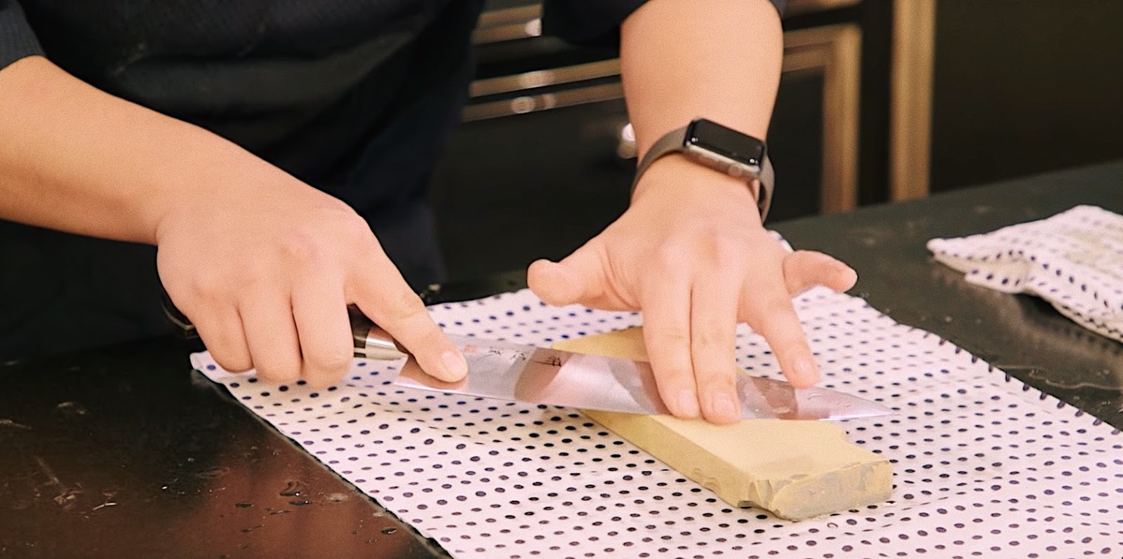 Wie man ein Messer mit einem Wetzstein richtig schärft | Eine Videoanleitung aus New York 