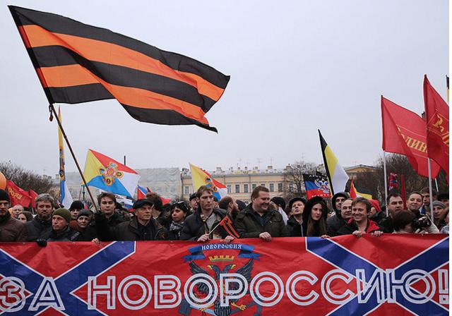 Насилует на капоте
