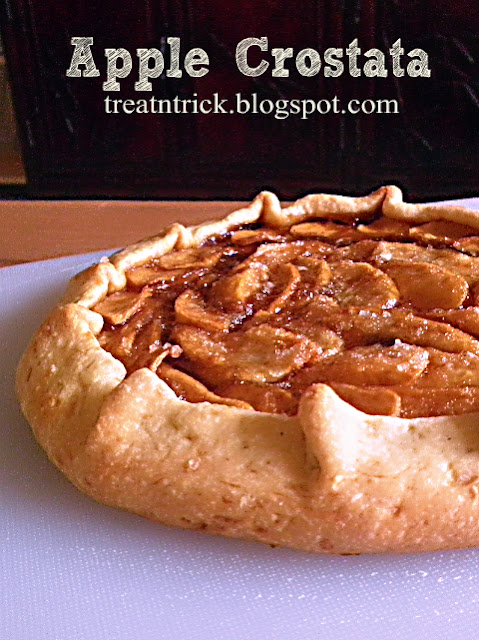 Apple Crostata Recipe @ treatntrick.blogspot.com