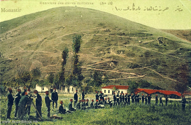 Разни вежби на турската војска во кругот на касарните. Оваа серија, на тема вежби на турската војска, се состои од 16 разгледници (можеби е и поголема), кои се издадени во подолг временски период. Некои од истите носат ист број иако се разликуваат по темата. Иако издадени порано, повеќето од нив се испраќани по пошта за време на Балканските војни 1912/1913 година, а некои дури и во Првата светска војна што ни кажува дека се печатени во висок тираж.