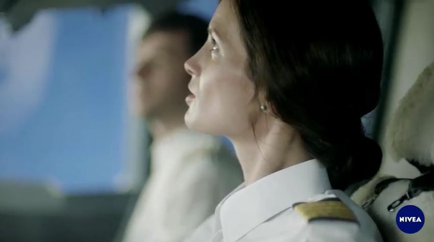 Modella - attrice Nivea pubblicità Q 10 Plus antirughe con Foto - Testimonial Spot Pubblicitario Nivea 2017