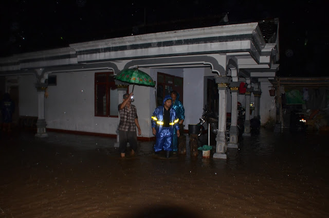 Tinjau Luapan Sungai Ngasinan, Emil Dardak Nyebur Air