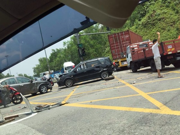 VIDEO & GAMBAR Penuh Kemalangan Ngeri Membabitkan Treler, Lori Dan 12 Kereta VIDEO & GAMBAR Penuh Kemalangan Ngeri Membabitkan Treler, Lori Dan 12 Kereta