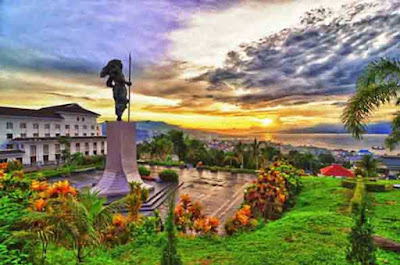Sejarah Lahirnya Kota Ambon    Sejarah Lahirnya Kota Ambon     Kota yang berjuluk Manis e ini, meski masuk kategori kota sedang di Indonesia, namun terkenal karena keindahan alamnya yang dikelilingi perbukitan, laut dan teluk yang indah. Sayang keindahan itu hancur lebur baik fisik maupun non fisik, ketika dilanda konflik sosial pada 19 Januari 1999 sampai sekitar awal 2004.  Kota Ambon bukan hanya dikenal sebagai ibukota Provinsi Maluku (termasuk Maluku Utara ketika belum dimekarkan), namun jauh sebelumnya ratusan tahun lalu, kota ini sudah menjadi markas atau ibukota dari penjajah Portugis, Belanda dan Spanyol. Menjadi pusat pemerintahan Gubernur Jenderal Belanda selain Batavia yang kini dikenal dengan nama Jakarta, ibukota Republik Indonesia. Bahkan para saudagar dari negeri Cina, Arab dan India, pun sudah berdatangan sejak saat itu.  Bila diulas, sejarah Kota Ambon terlalu panjang lebar. Tentunya dengan episode tersendirinya. Yang pasti, Ambon sebelum dimekarkan wilayahnya pada tahun 1979, luasnya hanya sekitar 4 kilometer persegi. Atau kurang lebih dari Batugantung sampai jembatan Batumerah saja. Waktu itu penduduknya sekitar 100.000 lebih jiwa. Akibatnya Kota Ambon saat itu dikenal sebagai salah satu kota terpadat di dunia!  Setelah dimekarkan, luas wilayah Kota Ambon adalah 377 kilometer dari Latuhalat, Waitatiri, Laha, termasuk kampung-kampung di
