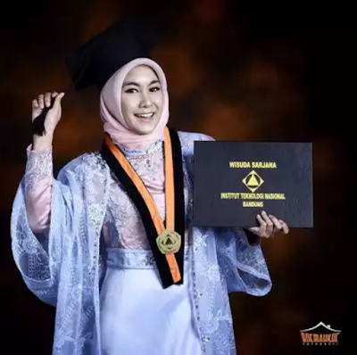 Kebaya Dress Hijab Anisa Rahma Kini Jadi Sorotan dengan Tampil Beda dari yang Lain Saat Wisuda
