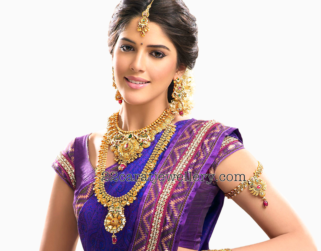 Gold wear. Gold Jewellery models. Индийские домохозяйки в золоте. Women in indian Jewellery. Gold model.