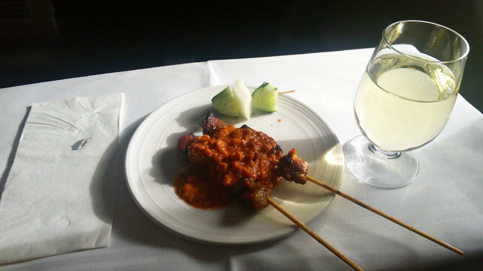 黑老闆說︱聰明選搭商務艙 馬來西亞航空 B737-800 business class 黑老闆說:馬航台北飛吉隆坡的班機,飛機起飛一改平就開始供應沙嗲燒烤,有牛羊雞三種可選,獲得民航客機評鑑極高的評價。