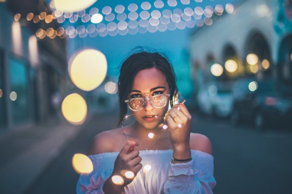 Luzes e cores na fotografia artística e romântica de Brandon Woelfel Brandon Woelfel arte fotografia artística romântica cores luzes urbanas contos de fada hipster mulheres óculos modelos