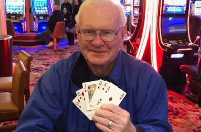 Vince 1 milione di dollari al Casinò giocando a Poker.