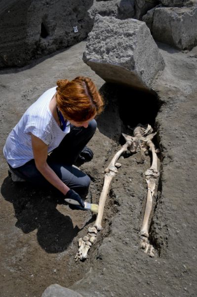 Pompeii: New find shows man crushed trying to flee eruption Pompeii: New find shows man crushed trying to flee eruption
