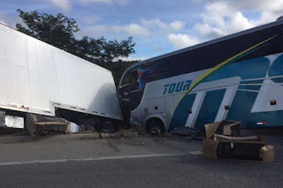 Ônibus com time sub-15 do Bahia se envolve em acidente com vítimas fatais em MG Ônibus com time sub-15 do Bahia se envolve em acidente com vítimas fatais em MG