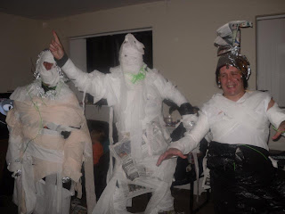 mummy wrapping instructions Lacing man.