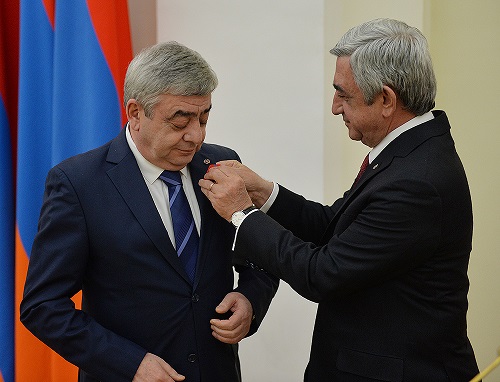 Sarkisian otorga medalla a su hermano por patriota
