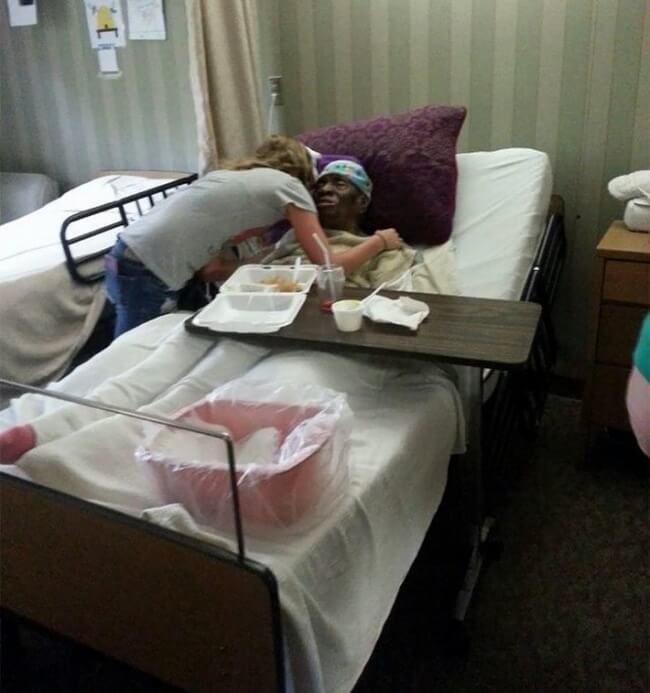 23 Pictures That Prove That Human Kindness Holds The World Together