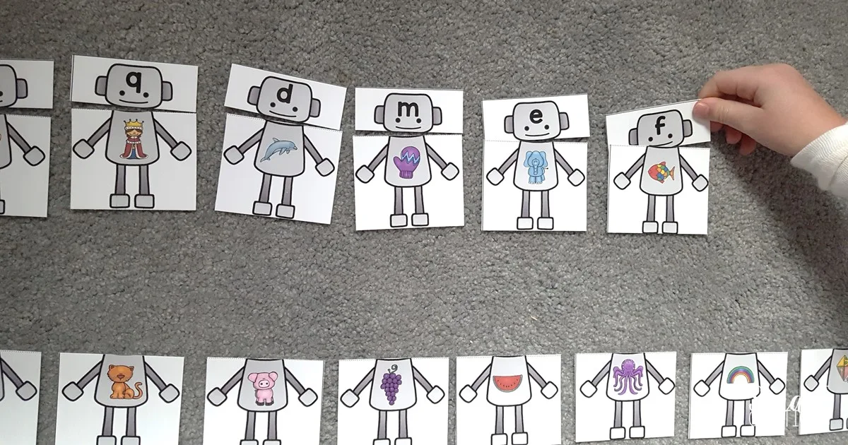 Robot themed beginning sounds puzzles.Grab this freebie for a perfect preschool or kindergarten practice activity.