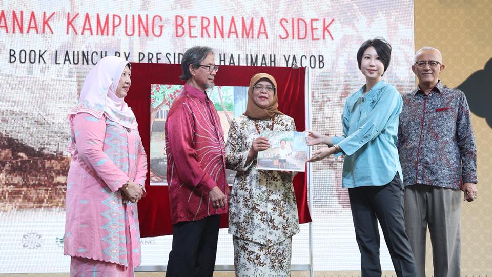 Presented the book to Ms Melissa Gay (in blue) from the Lee Kuan Yew Fund for Bilingualism, for supporting the production of the book.