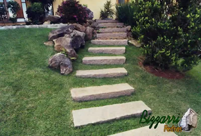 Escada de pedra folheta com juntas de grama esmeralda.