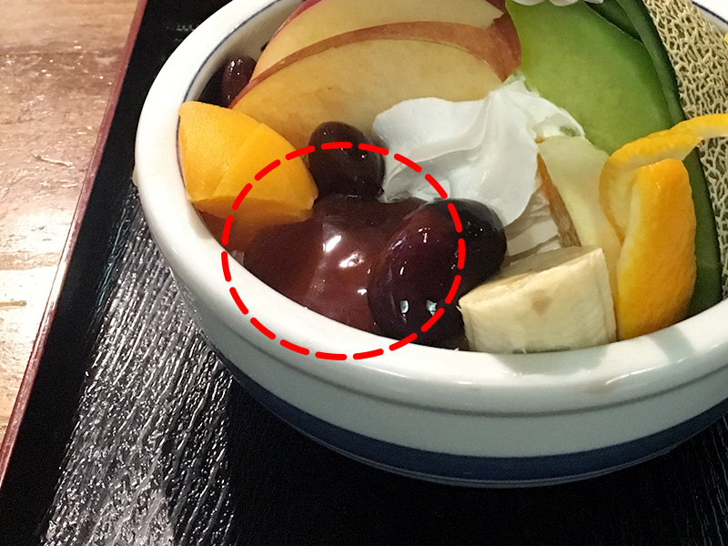 JR京浜東北線埼玉県大宮駅東口から徒歩5分ほどにある純喫茶『カフェ&デリ伯爵邸』のプリンみつ豆アップ