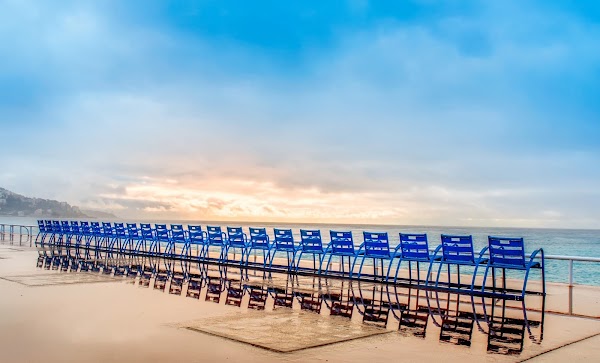 LE CHAISES BLEUES DELLA PROMENADE A NIZZA LE CHAISES BLEUES DELLA PROMENADE A NIZZA