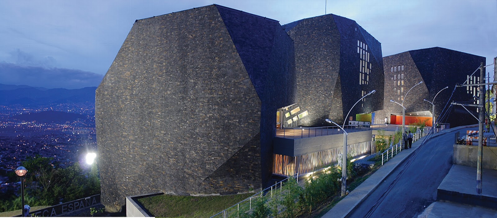 Medellín, Ciudad de la eterna primavera Biblioteca España, una de las