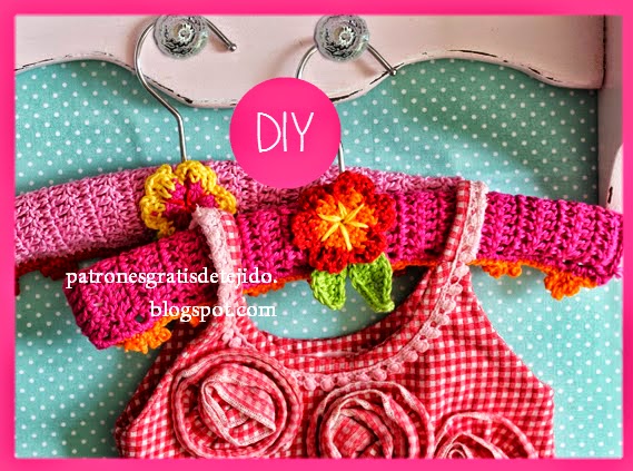 Cómo forrar perchas con tejido al crochet y flores aplicadas paso a paso