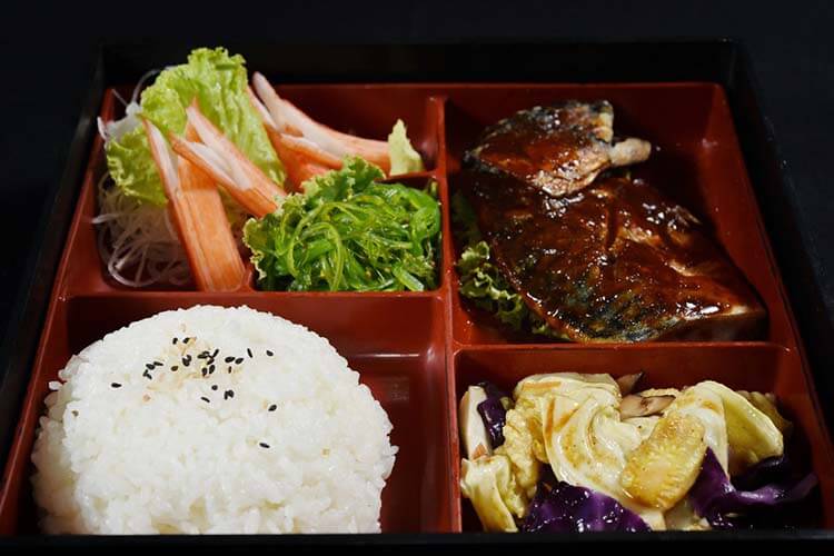 Catering Harian untuk Konsumsi Harian Catering Harian untuk Konsumsi Harian