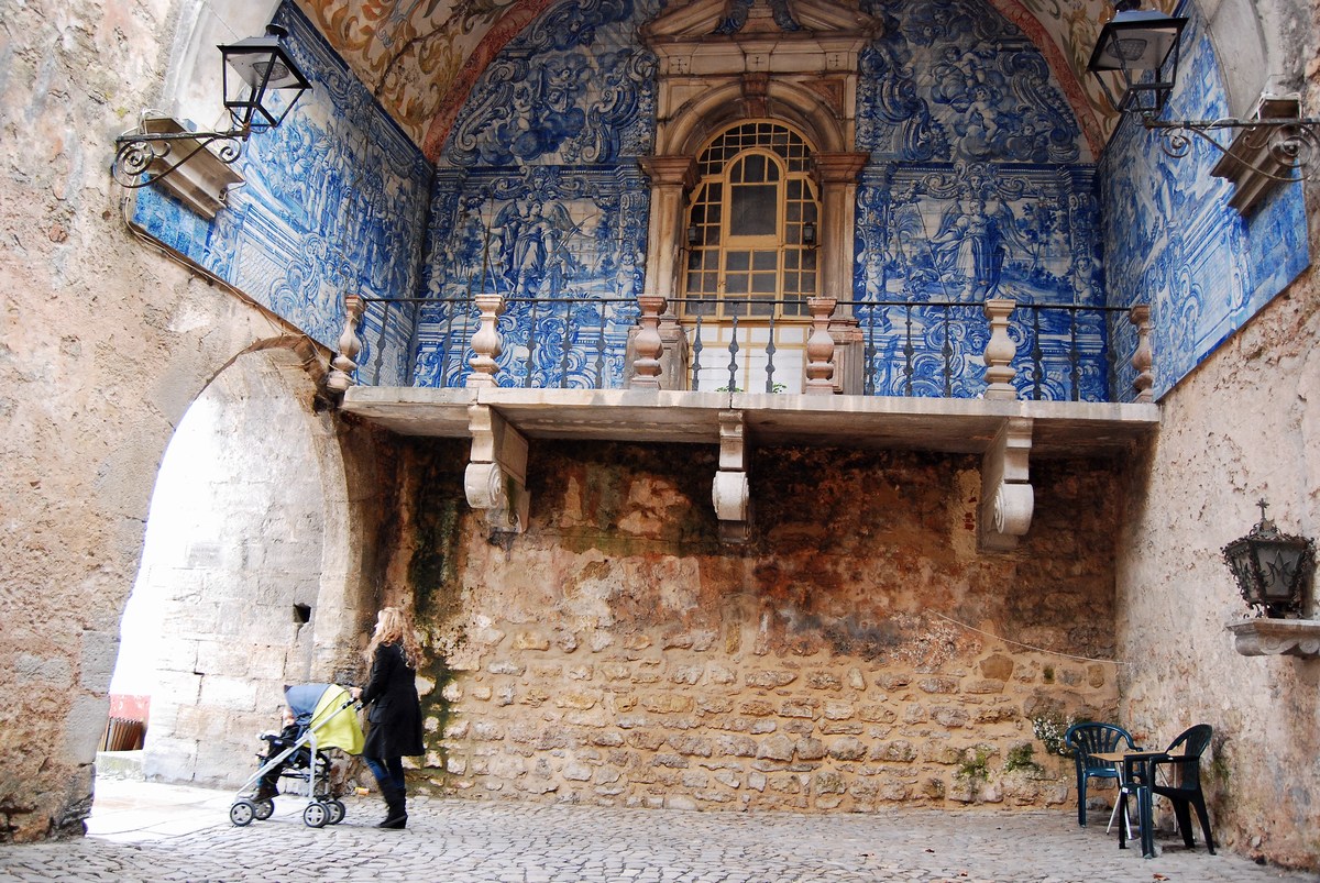 porte de la ville avec ses beaux azulejos Obidos
