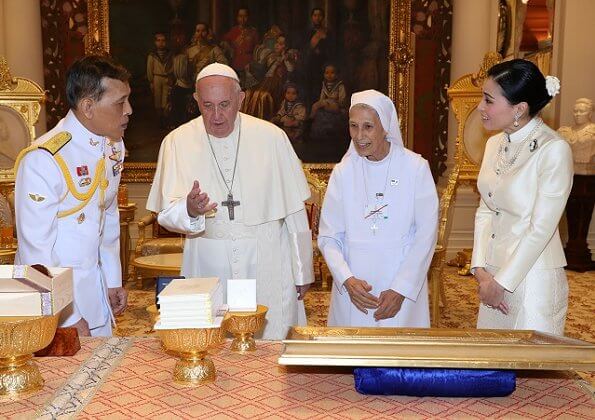 King Maha Vajiralongkorn and Queen Suthida hosted Pope Francis at Amphorn Sathan Residential Hall in Bangkok