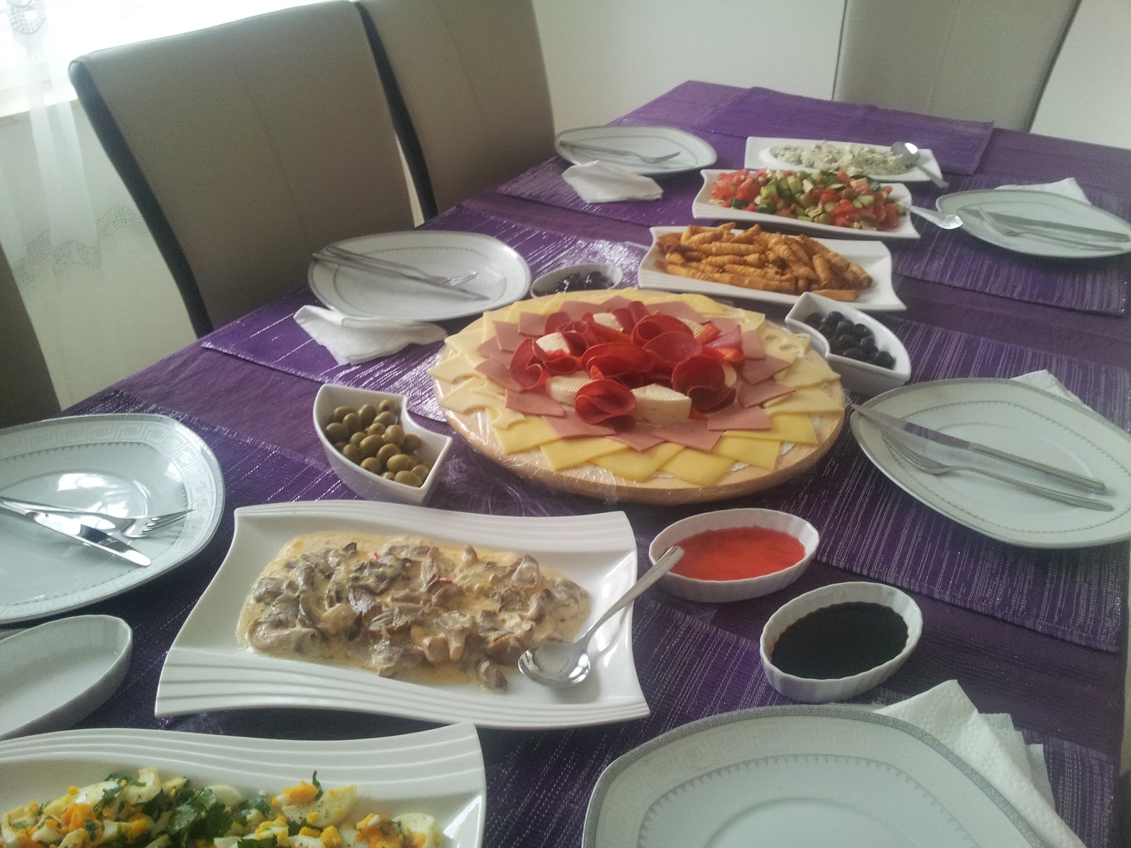 yemek ve hobi kahvalti tabagi masa 3