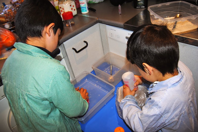 Blog de una madre desesperada: Jugando con arroz de colores