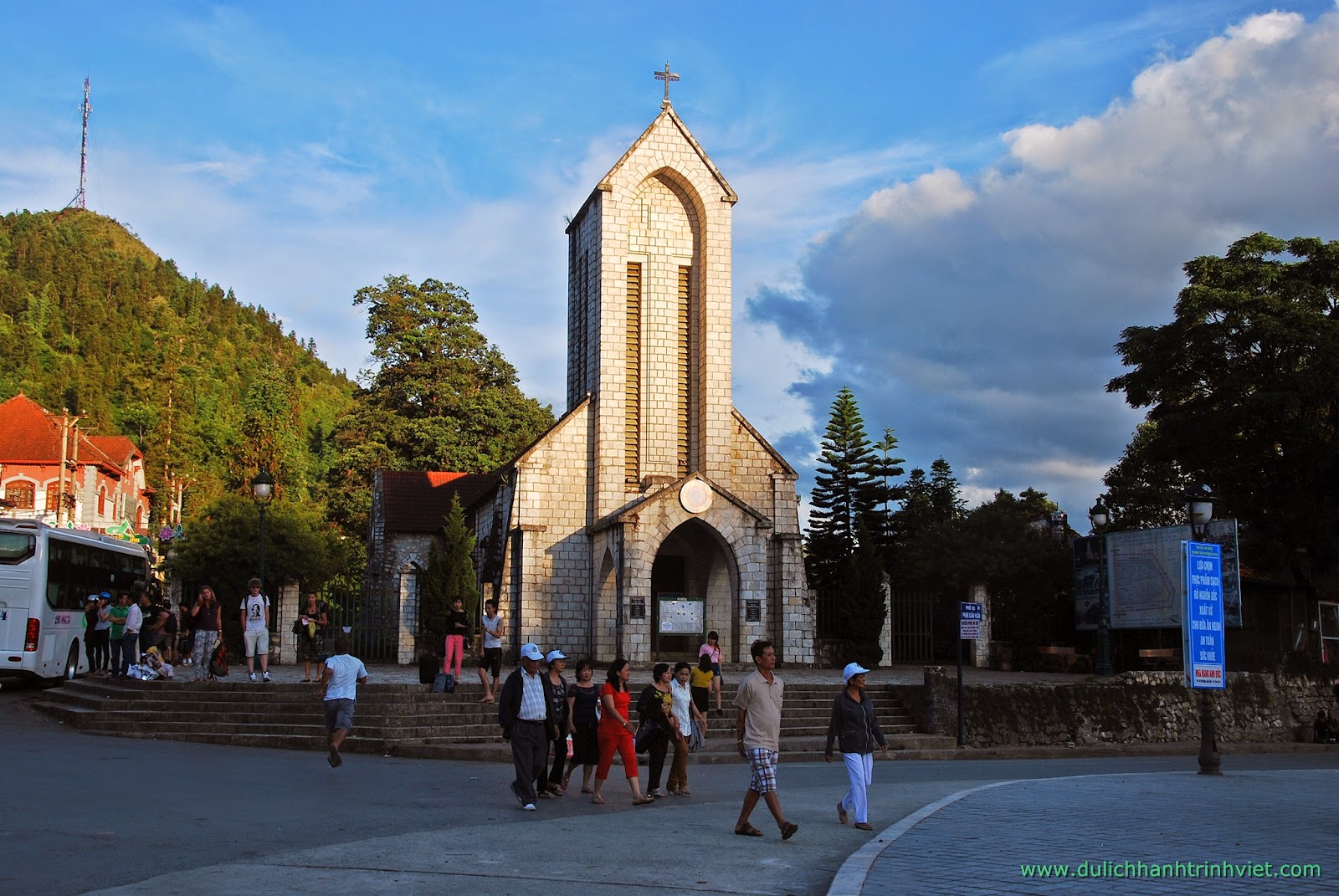Nhà thờ Sapa, khu vực tập trung chính du khách khi đi du lịch Sapa