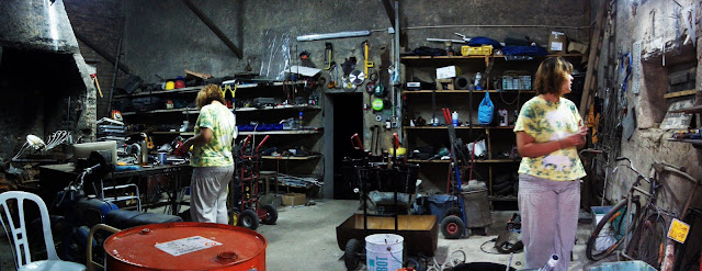 officina donna al lavoro