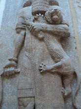 Le héros Gilgamesh étouffant une bête féroce